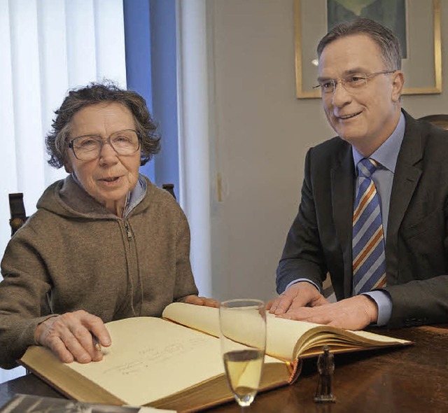 Jewgenia Filippowna Tschechowa mit Br... Eintrag ins Goldene Buch der Gemeinde  | Foto: Silke Hartenstein