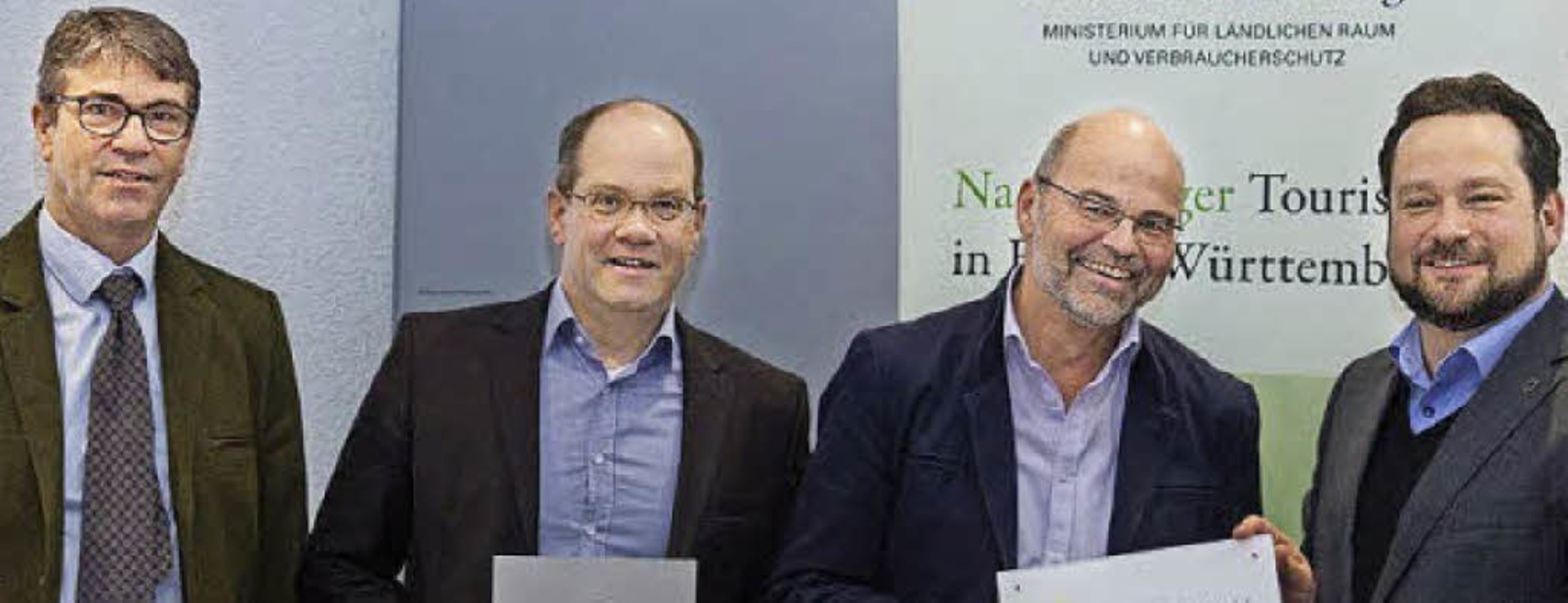Landesminister Alexander Bonde mit Vol...r vom Radon Revital Bad (von rechts).   | Foto: Jochen Leuschner