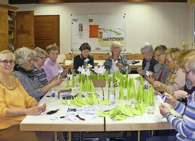 Das Organisationsstationsteam bastelt ... Weltgebetstag der Frauen am 4. Mrz.   | Foto: Gertrud Rittner