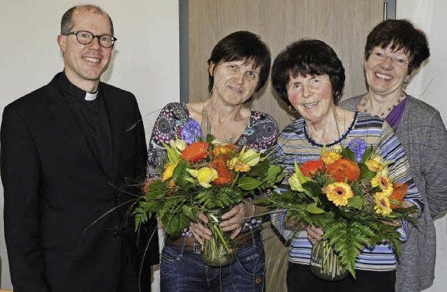 Gudrun Geng (zweite von links) und Bru... und Pfarrer Fabian Schneider geehrt.   | Foto: D. noeske