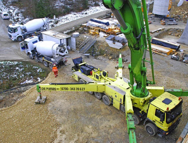 Riesig: Eine der  Betonpumpen von oben...t. Die Maschine kommt aus Heppenheim.   | Foto: Ralf Staub