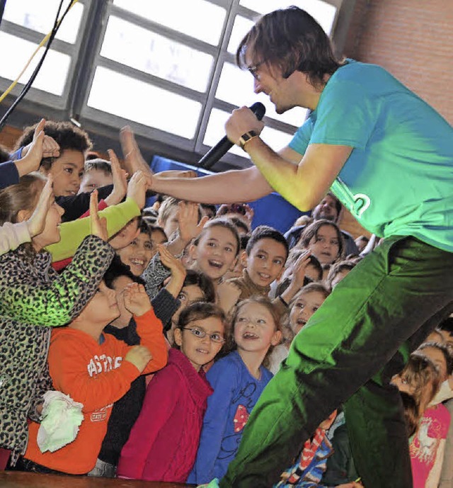 Die Kinder waren begeistert vom Mitmac...8222;herrH&#8220; in der Goetheschule.  | Foto: Petra Wunderle