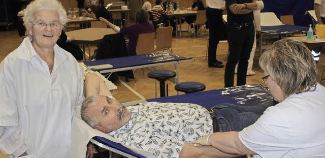 Versorgt durch die Helferinnen wurde b...Klaus Minke bei seiner 75. Blutspende.  | Foto: Paul Schleer