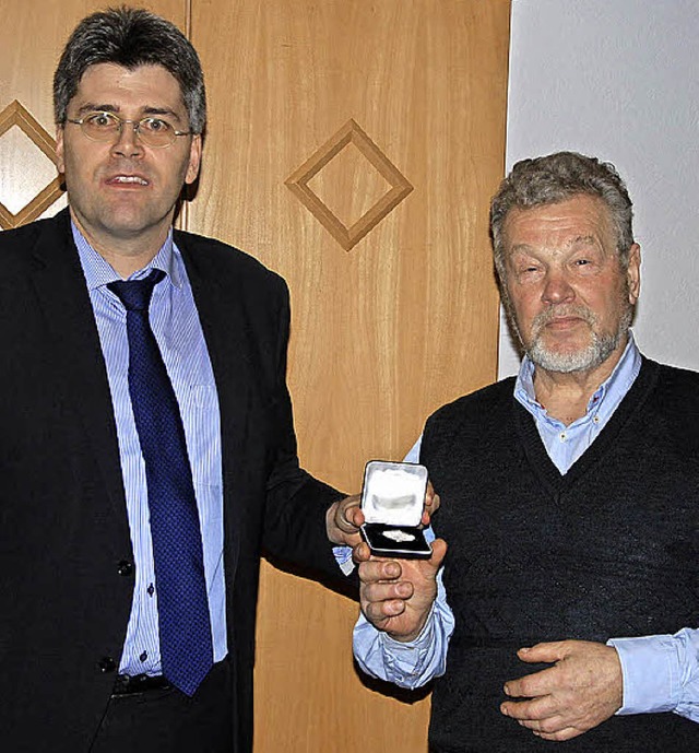 Die Silbermedaille des Kreises gab&#82... (rechts) von Landrat Martin Kistler.   | Foto: Alfred Lins