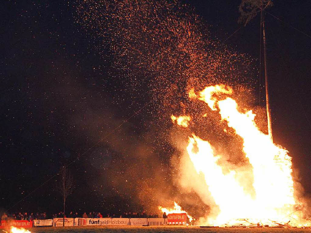 Beim Rmermuseum Villa Urbana gab’s ein tolles Funkenfeuer.