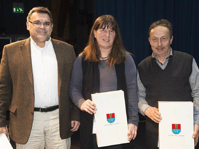 Fr  Verdienste um den Mllheimer Spor...l.) mit dem Ehrenglas  ausgezeichnet.   | Foto: Volker Mnch