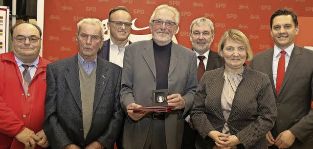 Geehrte und Ehrende bei der SPD-Feier:...ndestagsabgeordneter Johannes Fechner.  | Foto: SAndra Decoux-Kone