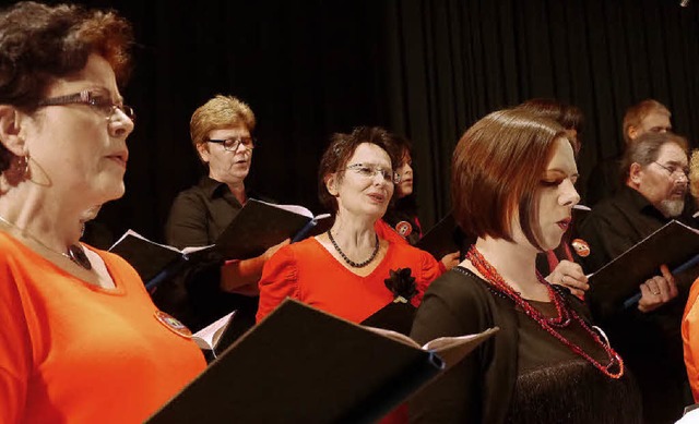 Der Gastgeberchor &#8222;Voices of End...ngerrunde in der Endinger Stadthalle.  | Foto: Christel Hlter-hassler