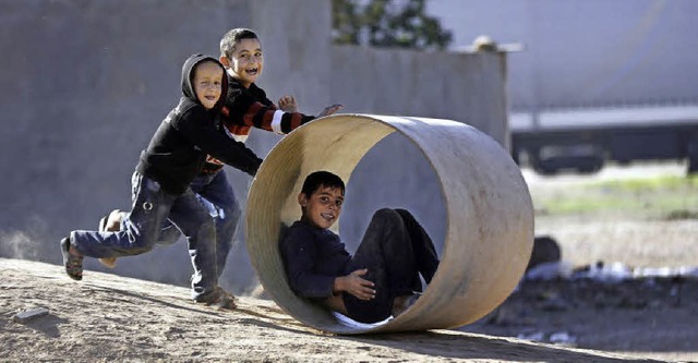 Kinder in Kobane: Weiler Aleviten woll...und ihre Bewohner eine Zukunft haben.   | Foto: dpa