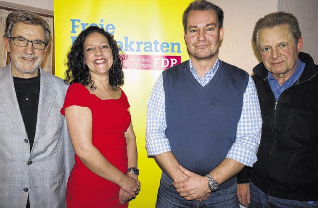 Ex-Vorsitzender Raimund Walde (v.l.) m..., rechts der Geehrte Dieter Gerstner.   | Foto: Freudig