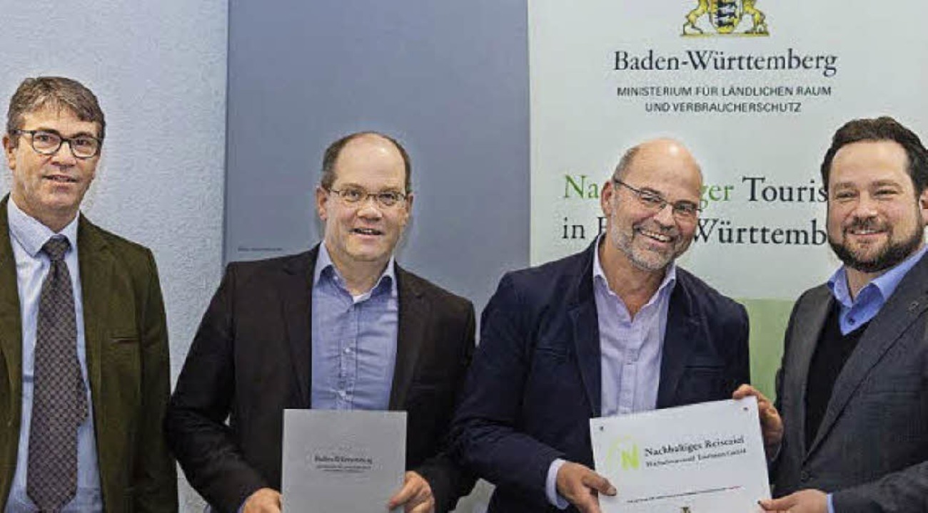 Landesminister Alexander Bonde mit Vol...r vom Radon Revital Bad (von rechts).   | Foto: Jochen Leuschner