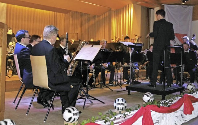 Das Landespolizeiorchester Baden-Wrtt...begeisterten die Musiker das Publikum.  | Foto: Jessica Lichetzki