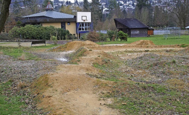 Auf dem Grundstck neben dem Gemeindez...  fr rund 100 Flchtlinge entstehen.   | Foto: Paul Schleer