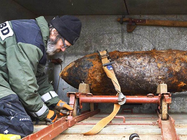 Ein Mitarbeiter des Kampfmittelbeseiti...e auf der Ladeflche des Transporters.  | Foto: Michael Bamberger