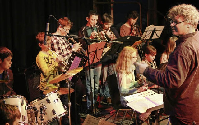 Die Mini Big Band der Stdtischen Musi... unter  Leitung von Christoph August.   | Foto: Katharina Bartsch