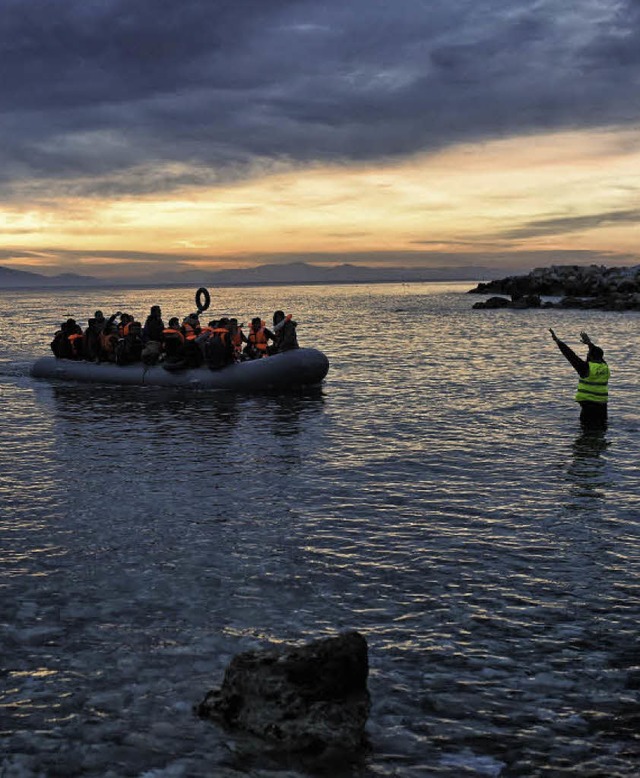 Ein Flchtlingsboot erreicht den Strand von Lesbos.  | Foto: DPA