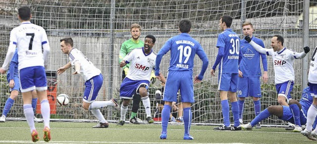 Florian Ries  (Dritter von links) dreh...ldkircher knnen&#8217;s kaum fassen.   | Foto: Keller