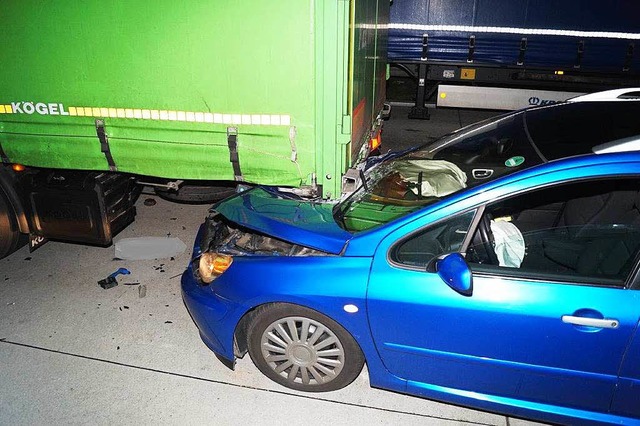 Nach dem Unfall: Das Auto hat sich unter dem Sattelauflieger verkeilt.  | Foto: Polizeiprsidium Freiburg