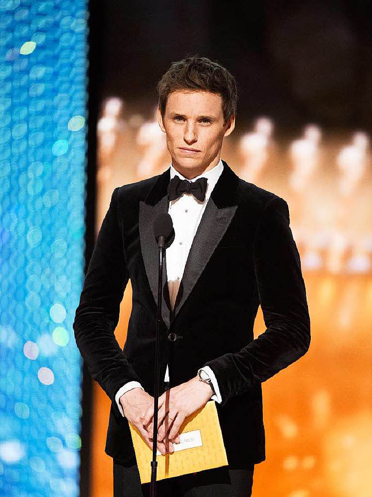 Eddie Redmayne berreichte den Preis fr beste Hauptdarstellerin.