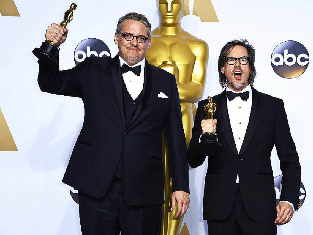 Adam McKay (links) und Charles Randolph mit ihren Oscars fr das beste adaptierte Drehbuch fr „The Big Short“.