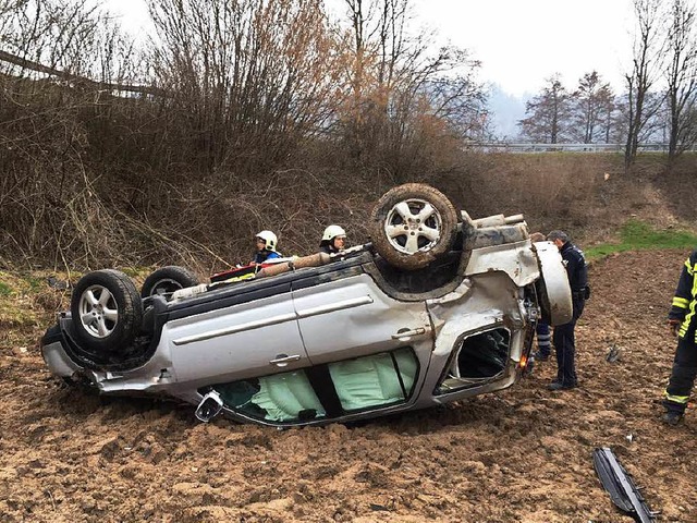 Schwer verletzt wurde der Fahrer dieses Autos.  | Foto: Feuerwehr