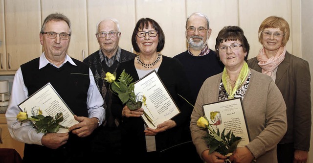 Willibald Benz (von links), Ursula Gna...Vorsitzenden  Anita Weiser gratuliert.  | Foto: Beate Rottler