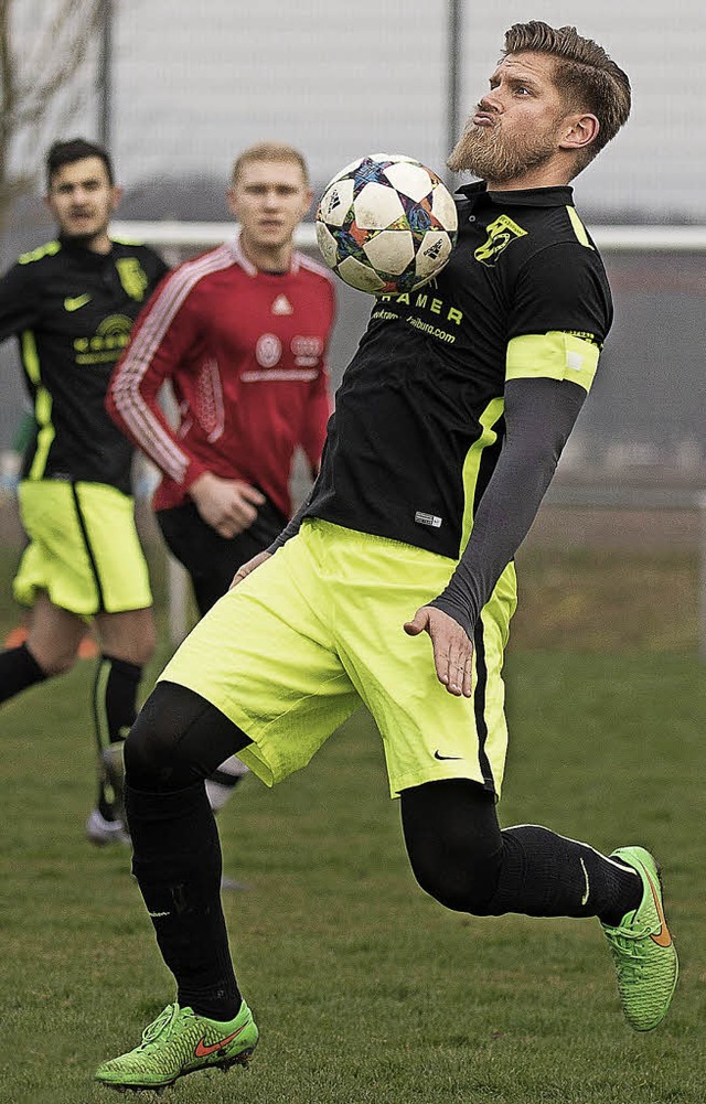 Der Opfinger  Stefan Brdlin kontrolliert   den Ball.   | Foto: Schchtele