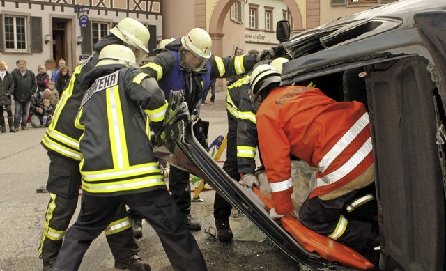 Action bei der Drive: Die Feuerwehr de...iert Rettungstechnik bei Autounfllen   | Foto: ARCHIVFOTOS: DECOUX-KONE