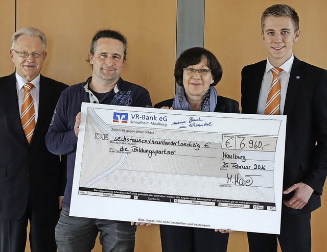 Fast 7000 Euro spendete die VR-Bank im...-Schule) und Jannik Sprich (VR-Bank).   | Foto: Hege
