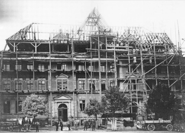 Die Schwarzenbergschule Waldkirch whrend ihrer Erweiterung im  Jahr 1910.   | Foto: Archivfoto: Elztalmuseum