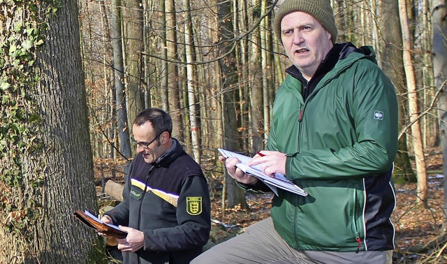 Brgermeister Grlin (vorne) und Frster Schwab erwiesen sich als gutes Team   | Foto: Cremer