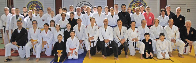 Gruppenbild mit Trainer: Teilnehmerinn...nbo Jitsu-Kurses bei der TSG tlingen   | Foto: Privat