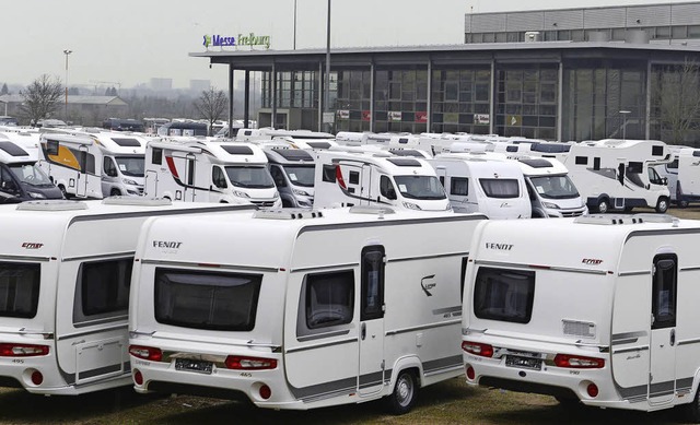 Die ersten Caravans und Wohnmobile sind schon auf dem Messegelnde angekommen.   | Foto: Ingo Schneider