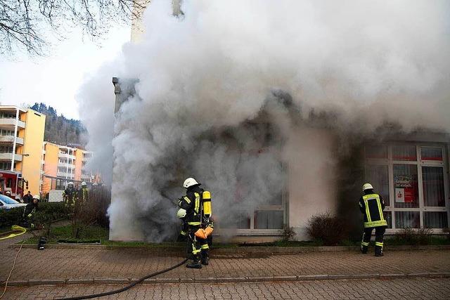 Dichter Rauch aus dem Keller unter der Sparkasse in Kollnau