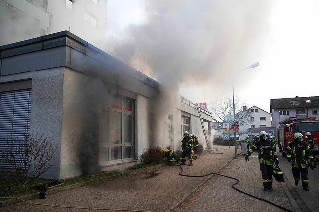 Nein, die Sparkasse brennt nicht! Der Qualm kommt aus dem Keller darunter.  | Foto: Daniel Fleig