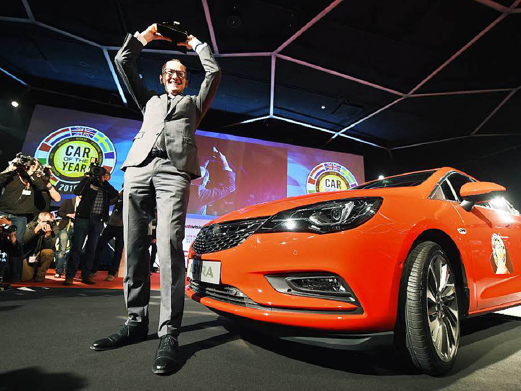 Opel-Chef Karl-Thomas Neumann ist stolz auf die Trophe Car of the Year, die 58 europische Journalisten dem  Opel Astra am Vorabend des Genfer Salons verliehen.