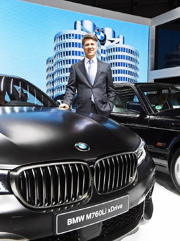 Harald Krger, Vorstandsvorsitzender von BMW, mit dem 760 Li