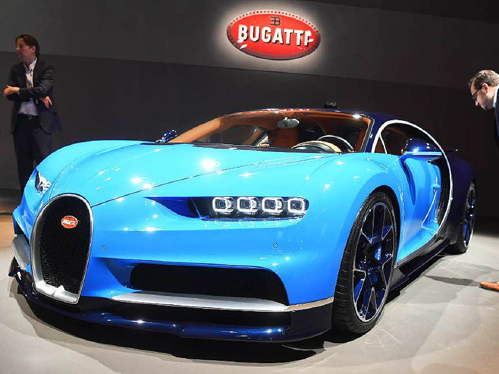 Der Bugatti Chiron lst den Veyron ab. Die Eckdaten: 1500 PS, 1600 Nm Drehmoment, 420 km/h, von 0 auf 100 unter 2,5 Sekunden, Basispreis: 2,4 Millionen Euro. Limitiert auf 500 Stck.