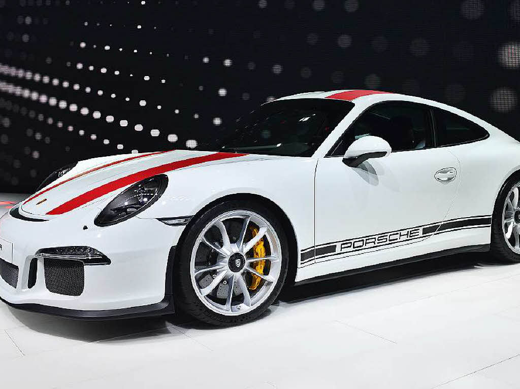 Der 911R ist mit 1370 Kilogramm das Leichtgewicht der 11er Baureihe von Porsche. Klimaanlage und Rckbank gibt es nicht, dafr 500 PS.
