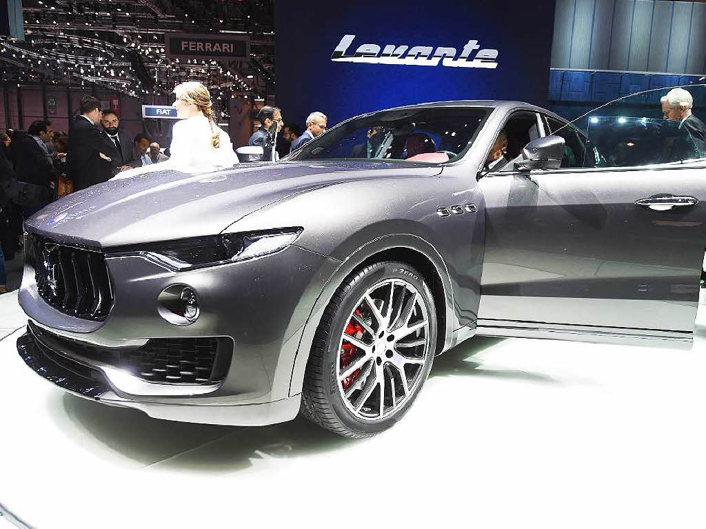 Auf der Plattform des Ghibli  steht Maseratis Edel-Gelndewagen Levante.