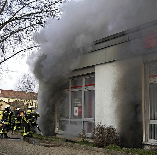 Das sah sehr gefhrlich aus: Aus den L...belte unter anderem die Sparkasse ein.  | Foto: Daniel Fleig