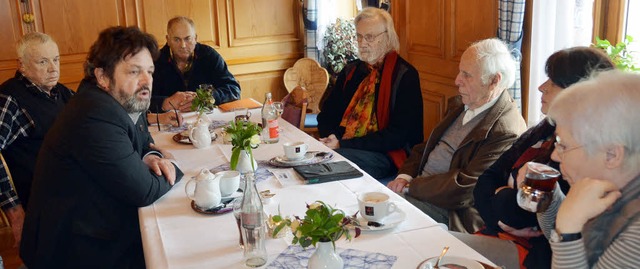 Reinhold Pix (2.v.li.) stellte sich be...ch in Bonndorf den Fragen der Brger.   | Foto: Khnemund
