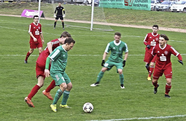 Grn-rotes Duell: Gegen  Spitzenreiter...g beim Tabellenzweiten FC Denzlingen.   | Foto: Bernd Fackler