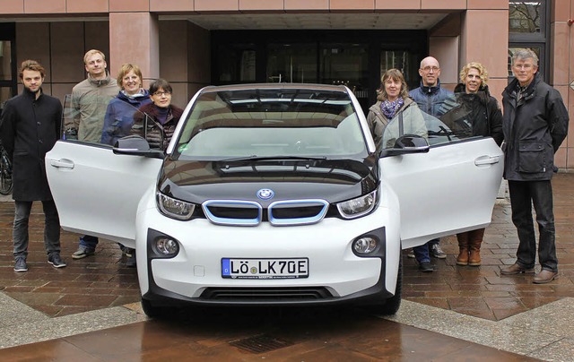 Mitarbeitende aus dem Fachbereich Umwe...amt Lrrach mit dem neuen Elektroauto.  | Foto: ZVG