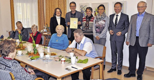 Gemeinsames Frhstck (v.l.): Birgit G...und Franz Kaiser (Kaiser Immobilien).   | Foto: Herbert Schnbele