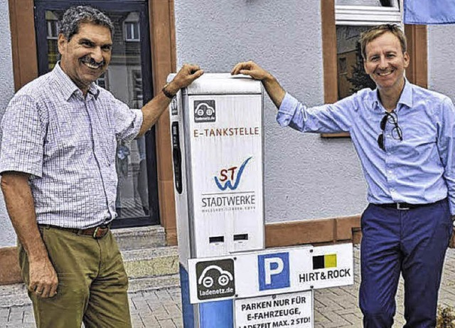 Die Stadt will mehr davon: Elektro-Tan...idle (l.) und OB Philipp Frank stehen   | Foto: SK