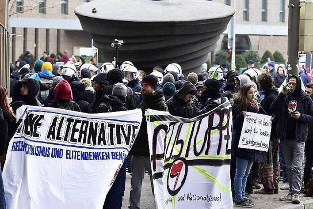 Fotos: Rechte und linke Aktivisten demonstrieren bei Merkel-Auftritt in Freiburg