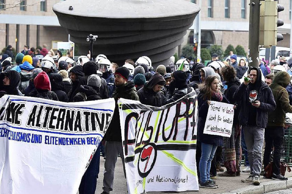 Linke Demonstranten auf dem Konrad-Adenauer-Platz (Foto: Thomas Kunz) Linke Demonstranten auf dem Konrad-Adenauer-Platz (Foto: Thomas Kunz)