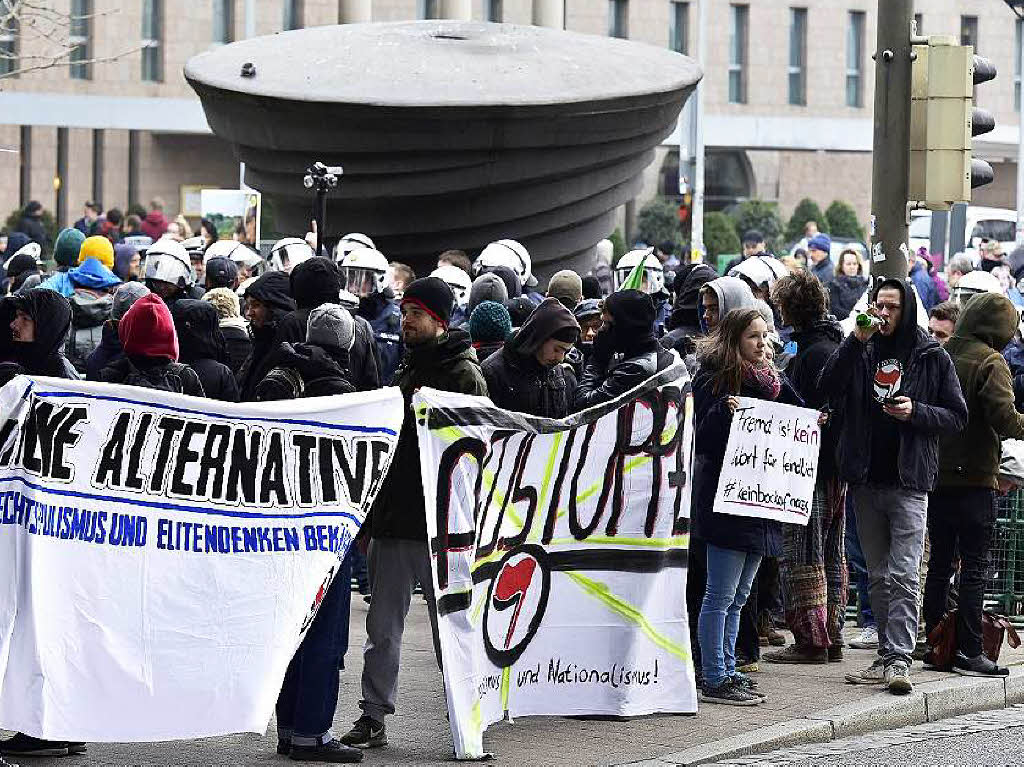 Linke Demonstranten auf dem Konrad-Adenauer-Platz