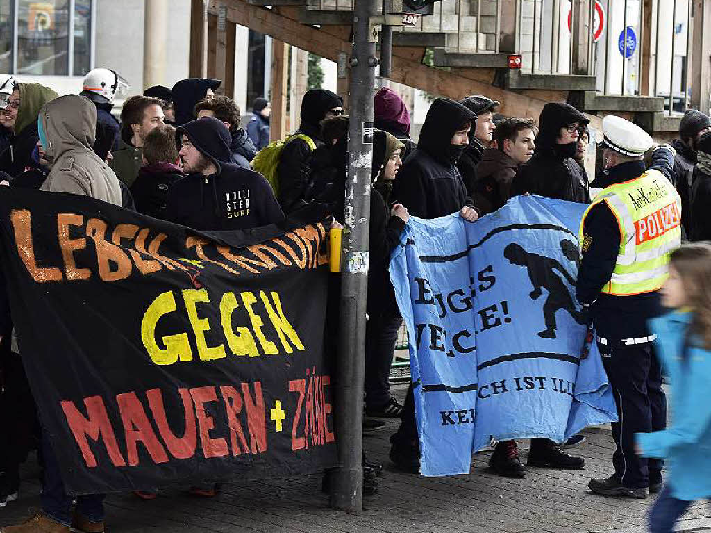 Linke Demonstranten auf dem Konrad-Adenauer-Platz